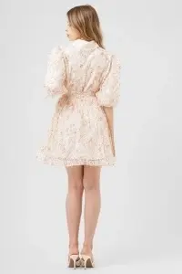 Rochie crem din viscoză cu broderie florală, mâneci bufante și tiul - Img 3