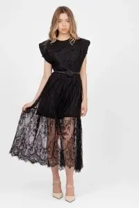 Rochie midi neagră din dantelă cu cordon cu trandafir - Img 3