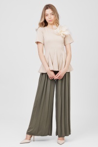 Bluză bej din bumbac cu peplum și floare din organza pe umăr - Img 2