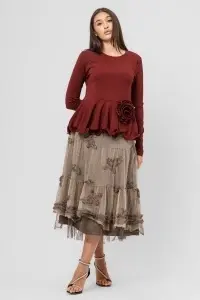 Bluză bordo din jerse cu peplum balon și floare aplicată - Img 2