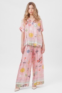 Compleu floral roz din viscoză format din cămașă și pantalon palazzo
