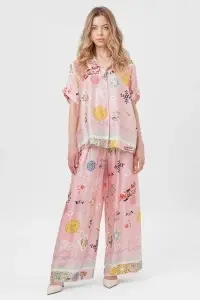 Compleu floral roz din viscoză format din cămașă și pantalon palazzo