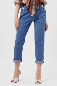 Pantaloni albaștri deschis din denim cu nasturi decorativi și manșete