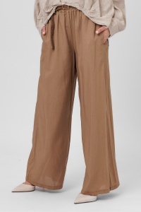 Pantaloni camel cu croială largă și curea împletită
