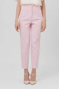 Pantaloni roz cu talie înaltă și croială conică