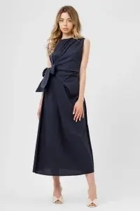 Rochie neagră cu drapaj și fundă laterală