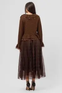Bluză maro din tricot texturat cu volănașe și dantelă - Img 4