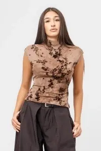 Bluză maro pe gât din tiul cu imprimeu floral catifelat