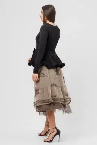 Bluză neagră din jerse cu peplum balon și floare aplicată - Img 3