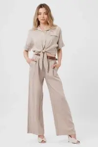 Compleu bej din in cu cămașă lejeră, curea și pantaloni largi