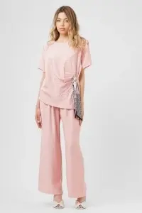 Compleu roz format din top cu eșarfă și pantaloni largi