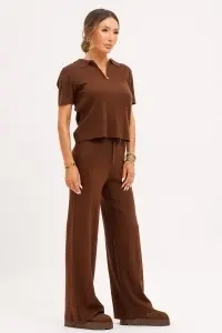 Compleu tricotat maro cu top polo și pantaloni