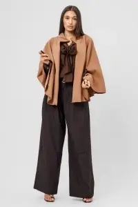 Palton tip capă camel deschis din stofă cu curea subțire - Img 2