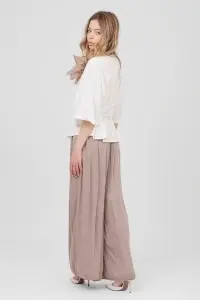 Pantaloni evazați taupe din viscoză cu talie elastică - Img 4