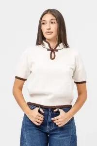 Pulover ivory cu mânecă scurtă, borduri contrastante și închizătoare decorativă