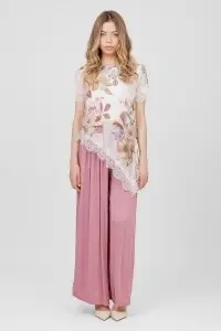 Bluză asimetrică vaporoasă din tencel cu imprimeu floral și tiv din dantelă - Img 2