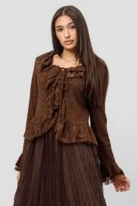 Bluză maro din tricot texturat cu volănașe și dantelă