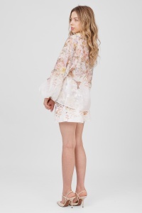 Compleu floral vaporos alb cu bluză cu nasturi și pantaloni scurți - Img 3