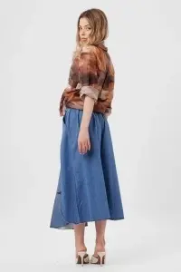 Fustă din denim albastră deschis cu tiv asimetric și curea împletită - Img 3