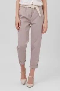 Pantaloni bej cu manșete și curea împletită