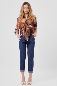 Pantaloni bleumarin din denim cu nasturi decorativi și manșete
