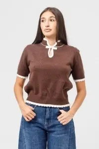 Pulover maro cu mânecă scurtă, borduri contrastante și închizătoare decorativă