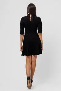 Rochie neagră scurtă din tricot striat cu guler înalt și mâneci decupate cu accesorii aurii - Img 4