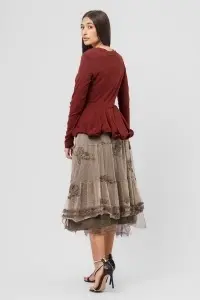 Bluză bordo din jerse cu peplum balon și floare aplicată - Img 3
