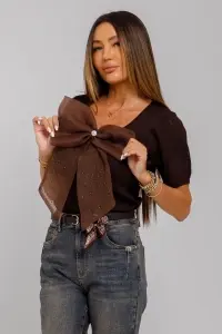 Bluză maro din tricot reiat cu fundiță