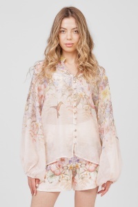 Compleu floral vaporos crem-roze cu bluză cu nasturi și pantaloni scurți
