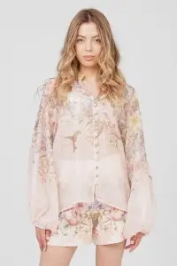 Compleu floral vaporos crem-roze cu bluză cu nasturi și pantaloni scurți