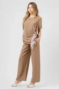 Compleu taupe format din top cu eșarfă și pantaloni largi - Img 2