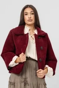 Jachetă scurtă bordo din stofă cu aspect catifelat cu nasturi mari și buzunare