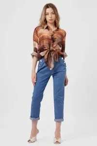 Pantaloni albaștri deschis din denim cu nasturi decorativi și manșete - Img 2