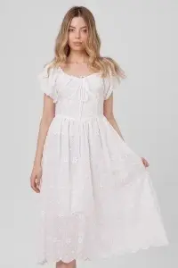 Rochie albă din bumbac cu flori 3D și broderie