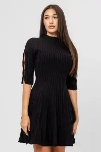 Rochie neagră scurtă din tricot striat cu guler înalt și mâneci decupate cu accesorii aurii