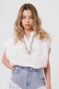 Bluză albă cu broderie și decolteu cu pietre aplicate