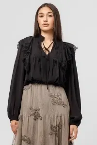Bluză neagră din voal cu pliuri fine, volănașe pe umeri și șnur la gât