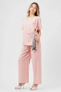 Compleu roz format din top cu eșarfă și pantaloni largi - Img 2