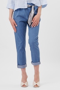 Pantaloni albaștri deschis din denim cu eșarfă