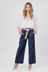 Pantaloni din denim bleumarin cu ținte metalice rotunde în laterale și curea - Img 4