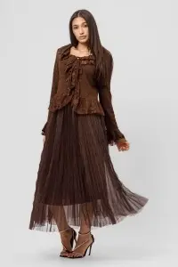 Bluză maro din tricot texturat cu volănașe și dantelă - Img 2