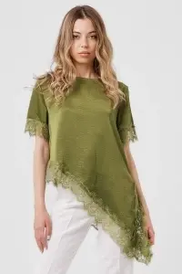 Bluză verde oliv cu tiv asimetric din dantelă