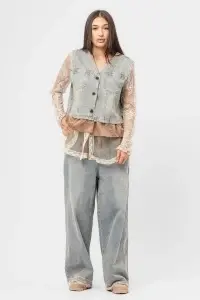 Compleu din denim spălat cu jachetă și pantaloni largi cu dantelă