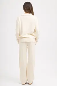 Compleu ivory cu accesoriu nedetașabil auriu în formă de V - Img 2