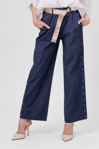 Pantaloni din denim bleumarin cu ținte metalice rotunde în laterale și curea