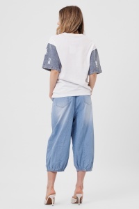 Tricou alb din bumbac cu imprimeu cățeluș și mâneci din denim cu strasuri - Img 3