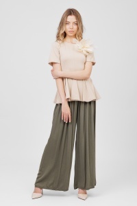 Bluză bej din bumbac cu peplum și floare din organza pe umăr - Img 4