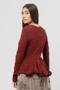 Bluză bordo din jerse cu peplum balon și floare aplicată - Img 4