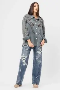 Cămașă din denim spălat cu broderie florală și paiete
